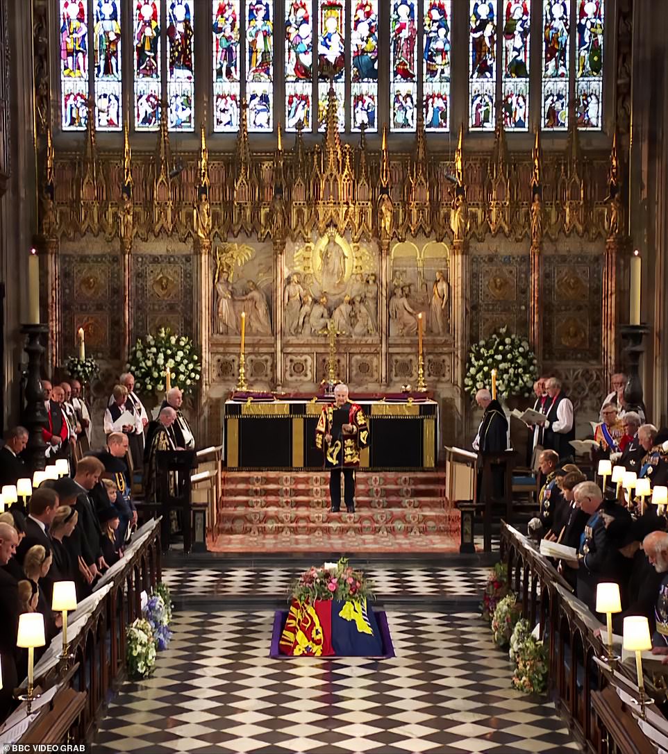 De kist van koningin Elizabeth II werd maandagmiddag tijdens haar dienst neergelaten onder de St George's Chapel in Windsor.