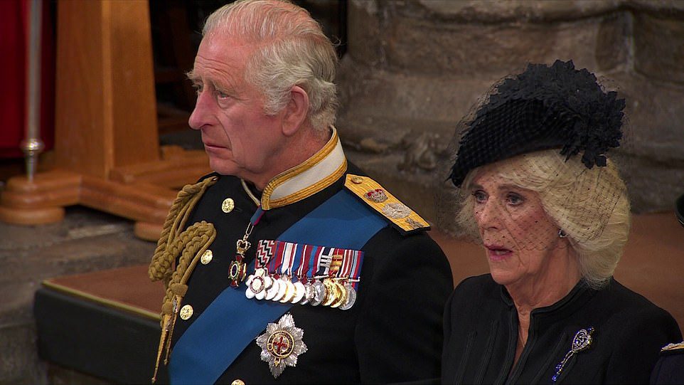 De nieuwe koning huilde toen hij maandagmiddag afscheid nam van zijn moeder in de St George's Chapel in Windsor