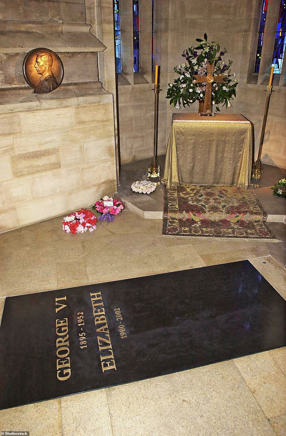 Hare Majesteit de Koningin wordt begraven naast haar echtgenoot prins Philip en haar ouders koning George VI en koningin Elizabeth de koningin-moeder.  Afgebeeld: een steen in de St George VI Memorial Chapel in de St George's Chapel in Windsor, waar de koningin-moeder in 2002 is begraven