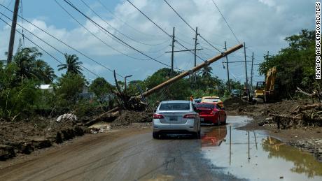 Velen in Puerto Rico en de Dominicaanse Republiek zitten zonder elektriciteit of stromend water terwijl orkaan Fiona op weg is naar Bermuda