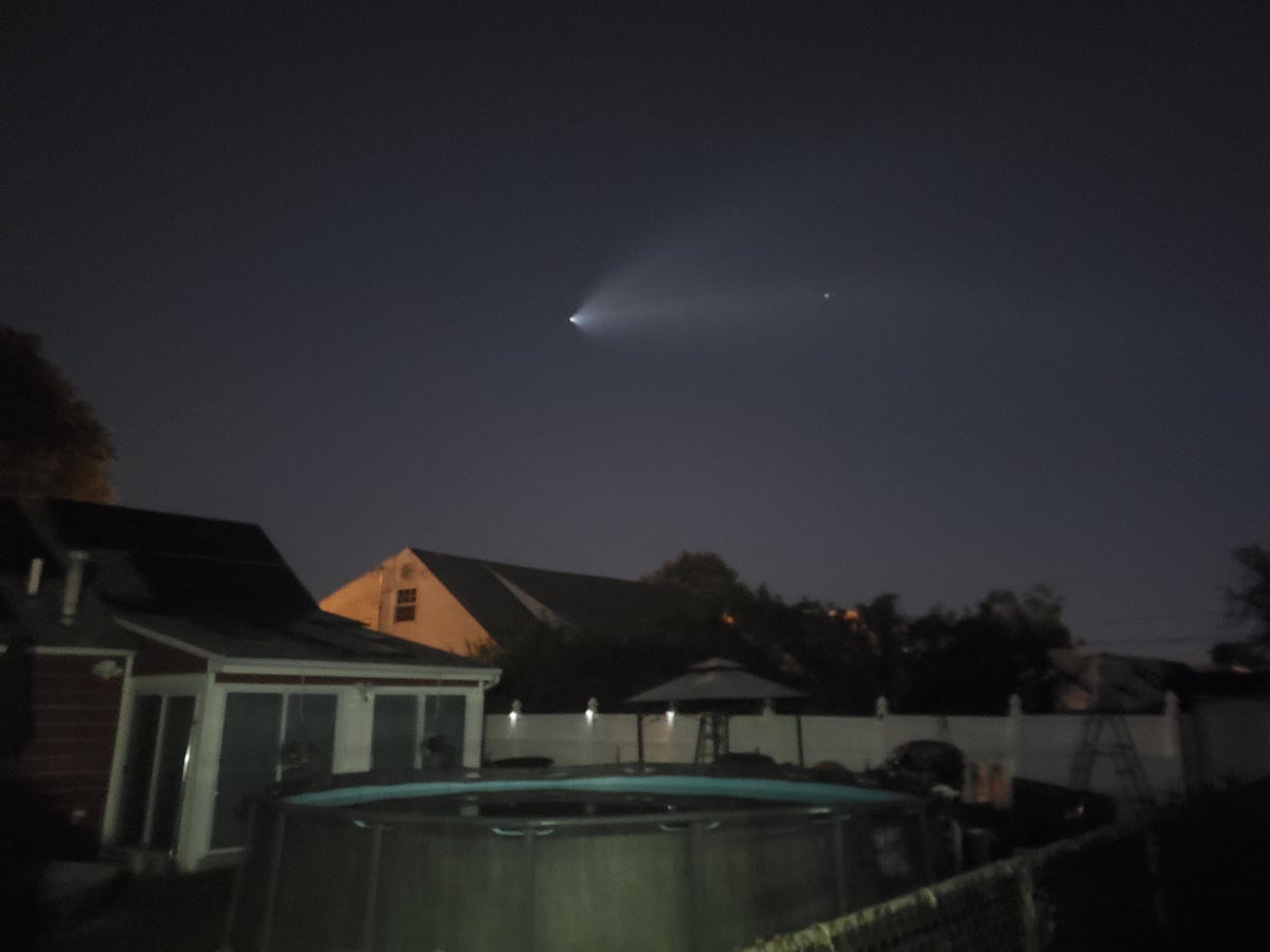 Het dampspoor van een SpaceX Falcon 9-raket boven Cartart.  Afbeelding met dank aan kijker News 12 New Jersey kijker Joanne Best Pollman.