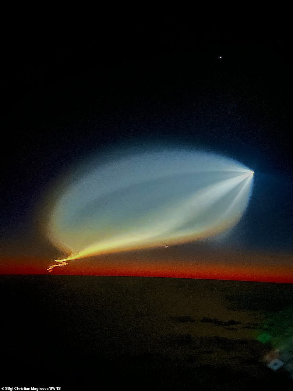 Briljant: het ziet er misschien vreemd, UFO-achtig uit, maar het opbloeien van licht aan de hemel maakt eigenlijk deel uit van de gevolgen van de lancering van de SpaceX-raket