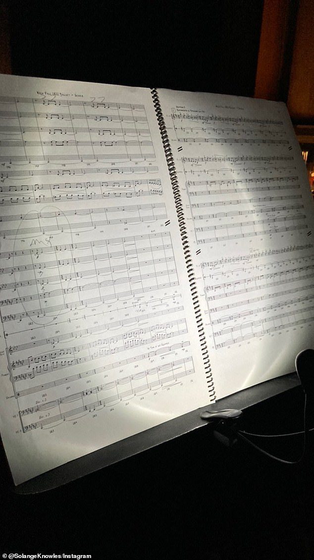 Waar: Ik heb ook een foto gemaakt van de lichtgevende partituur uit de orkestbak