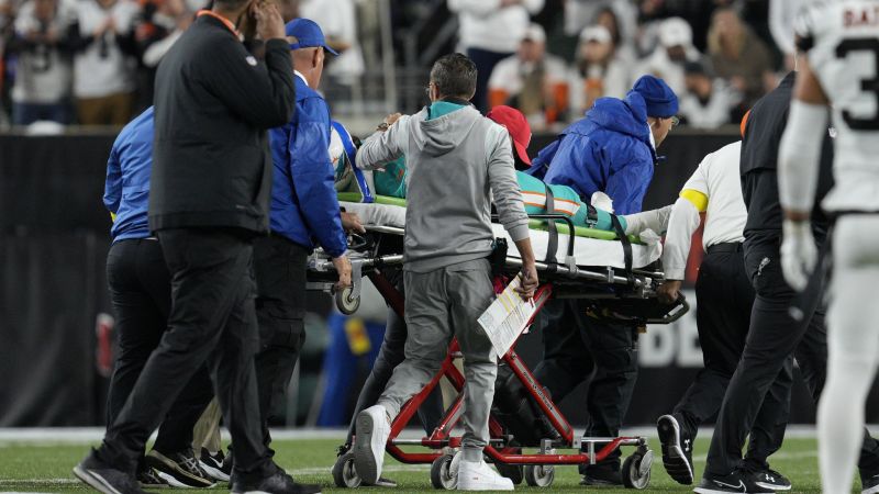 Tua Tagovailoa: De middenvelder van Miami Dolphins liep op een brancard van het veld tijdens de wedstrijd tegen de Bengals