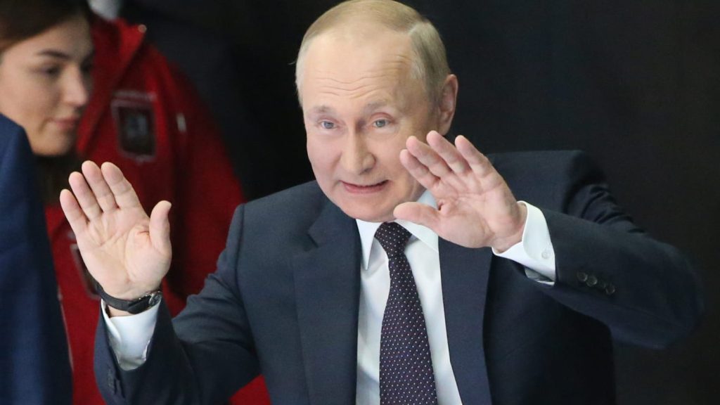 Ambtenaren in Moskou dringen er bij Vladimir Poetin op aan de macht af te staan