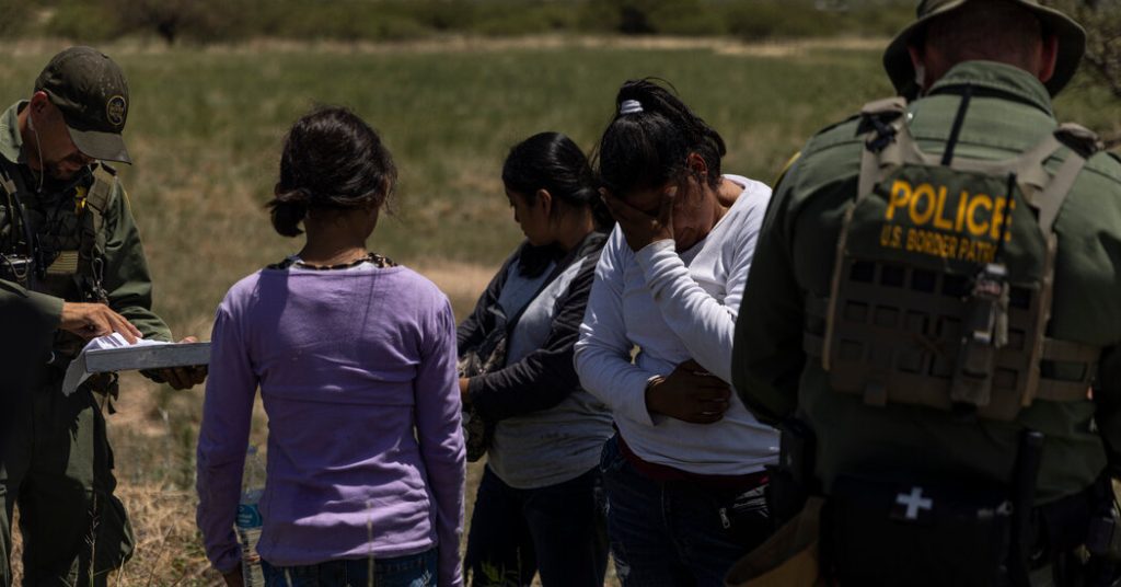 Arrestaties aan de zuidwestelijke grens overschrijden voor het eerst de 2 miljoen per jaar