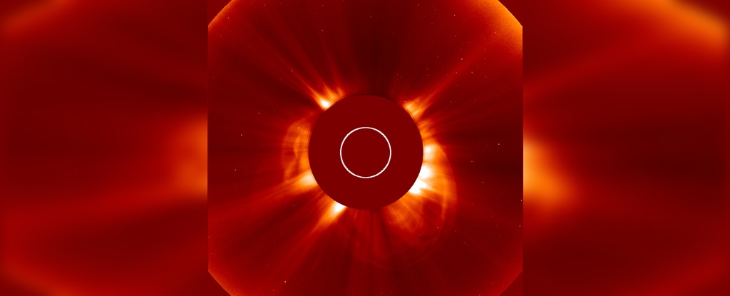 Een enorme zonne-explosie barstte net los vanaf de andere kant van de zon: ScienceAlert