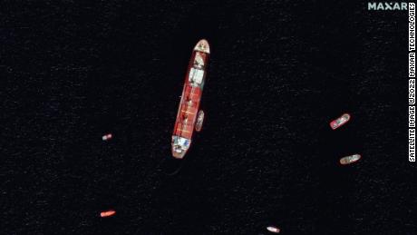 Satellietbeelden tonen het beschadigde en gedeeltelijk gezonken vrachtschip OS 35 voor de kust van Gibraltar. 