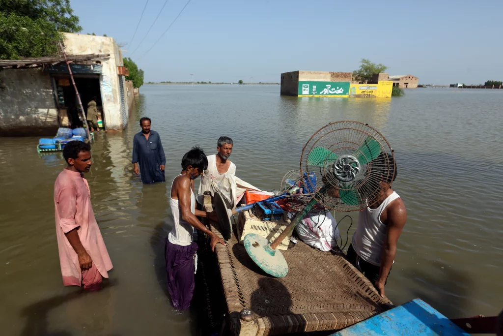 Het Manchar-meer in Pakistan barst uit op zijn oevers terwijl de overstromingen verergeren