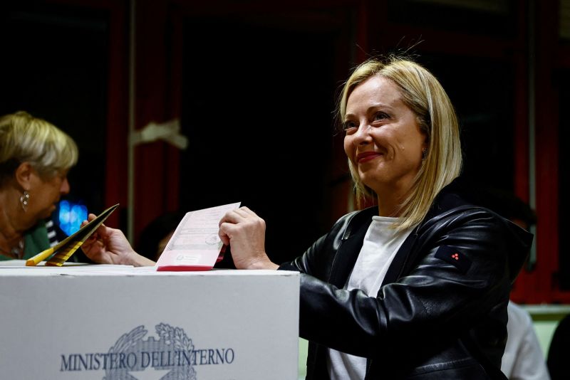 Italië zwaait naar uiterst rechts: de partij Broeder van Italië van Giorgia Meloni staat klaar om de Italiaanse verkiezingen te winnen