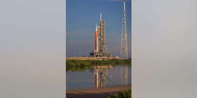 NASA's Space Launch System (SLS) raket staat op het lanceerplatform. 