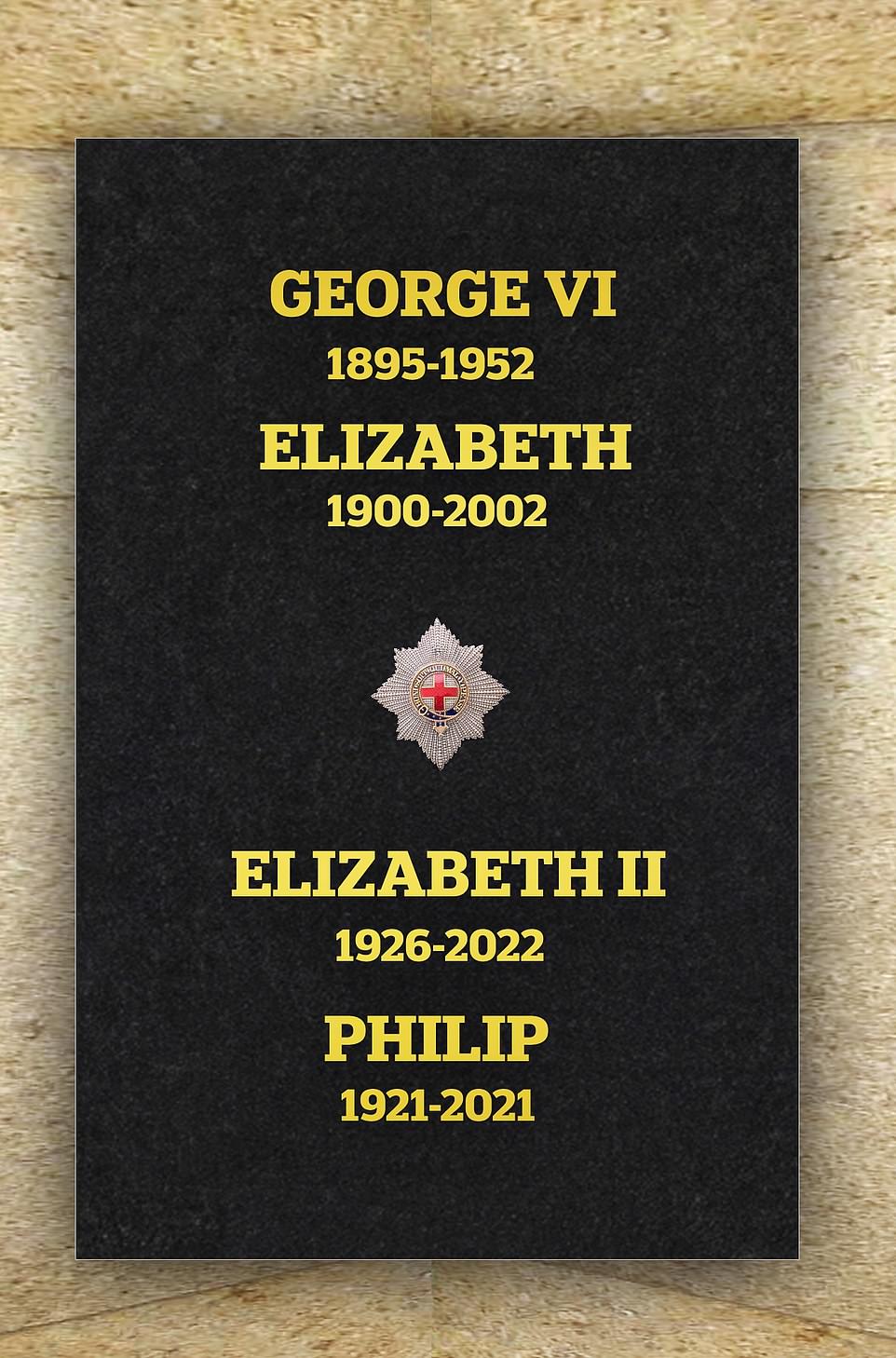 Een stenen plaat met de namen van koningin Elizabeth II, haar overleden echtgenoot prins Philip en haar ouders koning George VI en koningin Elizabeth is geïnstalleerd in de St George's Chapel in Windsor