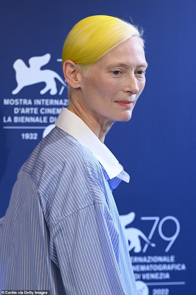 Tilda Swinton fait ses débuts avec ses cheveux jaune fluo dramatiques au Festival du film de Venise