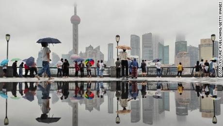 Regen viel in de Bund in Shanghai toen tyfoon Muifa op 13 september 2022 naderde. 