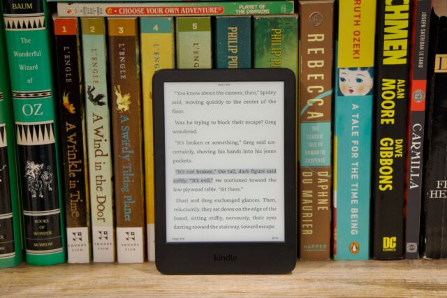 De nieuwe $ 100 Kindle is Amazon's beste instapmodel ooit, hoewel hij nog steeds in de schaduw van Paperwhite moet leven. 