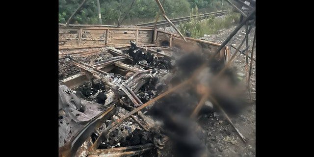 De foto werd op 1 oktober genomen van de aanval van 25 september op zeven burgerauto's in de regio Charkov waarbij 24 mensen omkwamen, onder wie 13 kinderen en een zwangere vrouw.