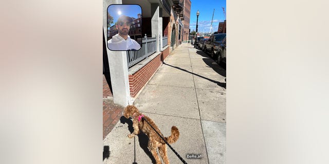 Zack Powers maakt een BeReal-foto tijdens het uitlaten van zijn hond Ruby in North End in Boston op 23 september 2022.