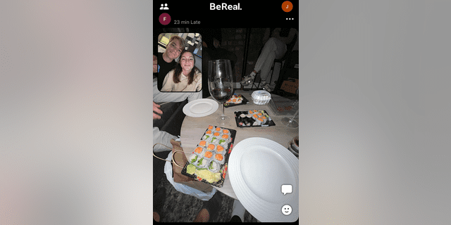 Shane Swanson en Alana Karpovich leggen BeReal vast terwijl ze op 30 september 2022 genieten van een sushidiner in de Lower East Side van Manhattan.