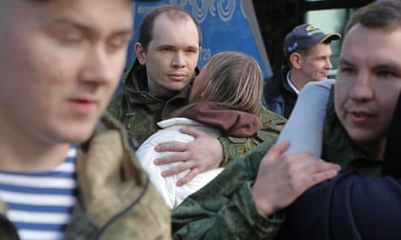 Rekruten nemen woensdag afscheid van hun familieleden op een wervingsbureau in Moskou.