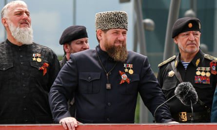De Tsjetsjeense leider Ramzan Kadyrov, in het midden, bekritiseerde het Russische ministerie van Defensie.