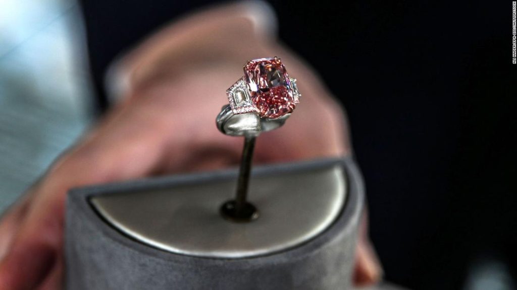 Deze recordbrekende roze diamanten ring werd verkocht voor bijna $ 60 miljoen