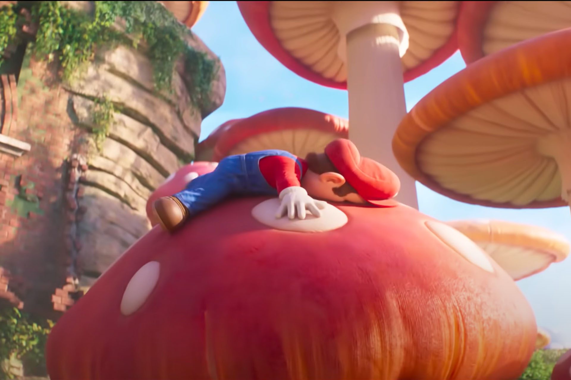Shot van Mario uit de nieuwe Mario-film, met de afbeelding naar beneden op een paddenstoel