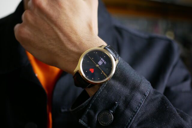 Garmin's Vivomove-serie maakt gebruik van een traditioneel horlogeontwerp met futuristische motieven.