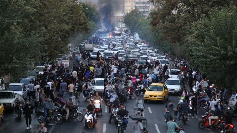 Een foto verkregen door AFP buiten Iran op 21 september 2022, toont Iraanse demonstranten in de straten van Teheran tijdens een protest van Lamhasa Amini, dagen na haar dood in politiehechtenis.