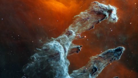 De nieuwe afbeelding van de James Webb Space Telescope toont de Pillars of Creation in mid-infrarood licht.