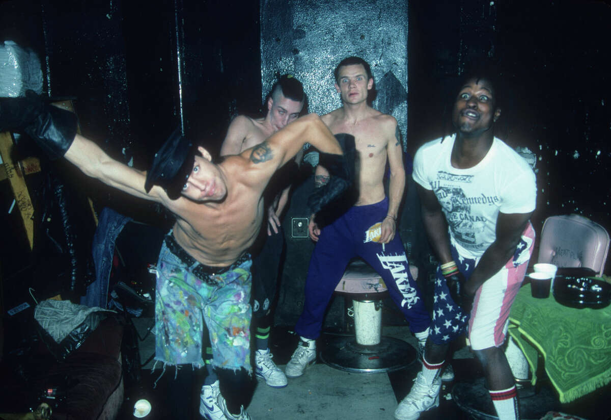Red Hot Chili Peppers (LR) Anthony Kiedis, John Frusciant, Michael "vlo" Balzary, D.H. Peligro poseert voor een foto achter de schermen in de First Avenue-nachtclub in Minneapolis, Minnesota op 16 november 1988. 