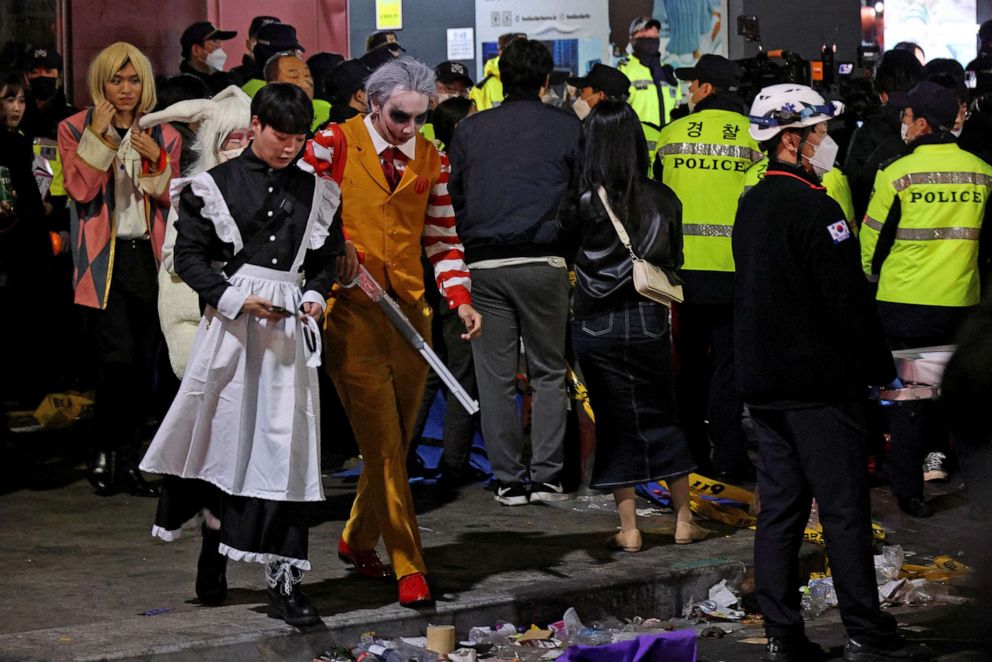 Foto: Feestgangers verlaten de plaats waar verschillende mensen stierven en gewond raakten tijdens een stormloop tijdens een Halloween-festival in Seoel, Zuid-Korea, 30 oktober 2022.