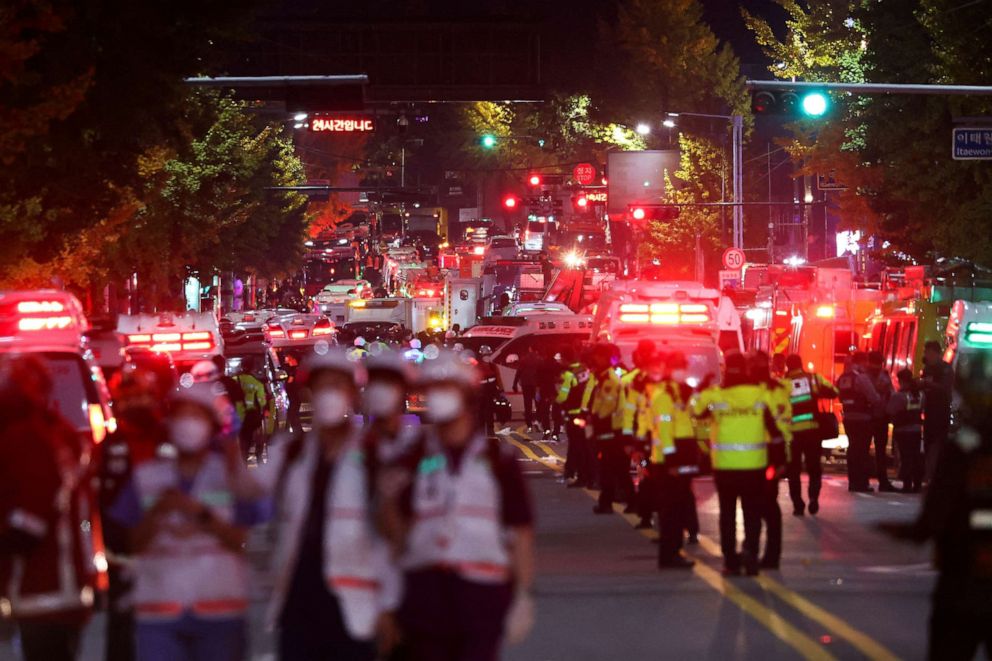 Foto: Prescue-teams werken aan de plek waar tientallen mensen gewond zijn geraakt bij een stormloop tijdens het Halloween-festival in Seoel, Zuid-Korea, 30 oktober 2022.