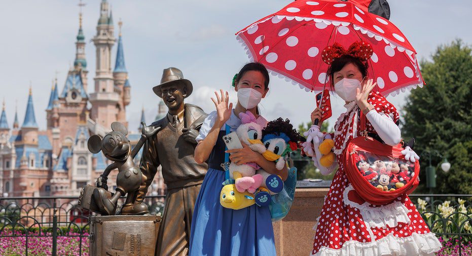 Gasten van Shanghai Disneyland poseren voor foto's