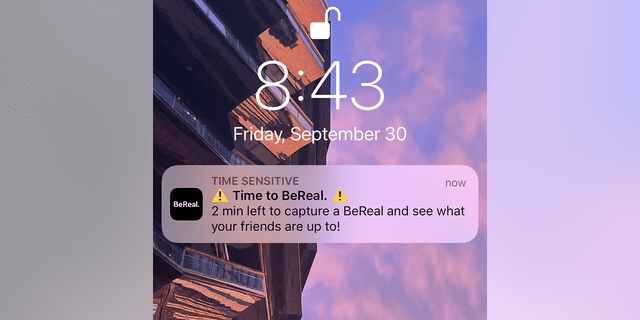BeReal push-notificatie waarschuwt gebruikers wanneer het tijd is om voor de dag te posten.