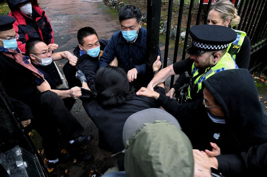 Chinees consulaatpersoneel in Manchester valt een pro-Hongkong-demonstrant aan