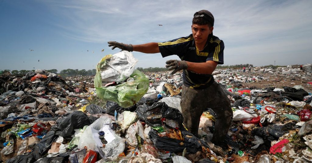 Door naar stortplaatsen te gaan om te overleven, voelen Argentijnen de pijn van een inflatie van 100%.