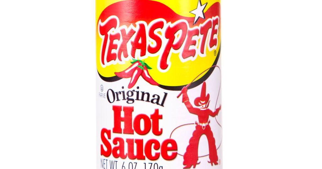 Er is een rechtszaak aangespannen tegen de makers van Texas Pete's hete saus over een populair product uit North Carolina
