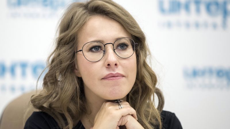 Ksenia Sobchak: een criticus van het Kremlin die banden heeft met Poetin, ontvluchtte Rusland na het zoeken naar een appartement