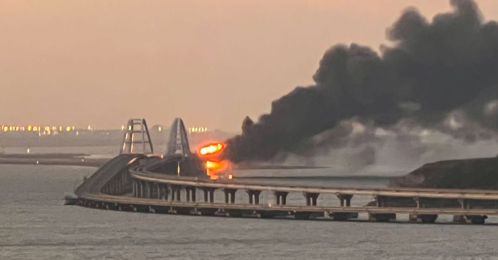 Moskou zegt dat een vrachtwagenexplosie een deel van een brug tussen Rusland en de Krim heeft vernietigd
