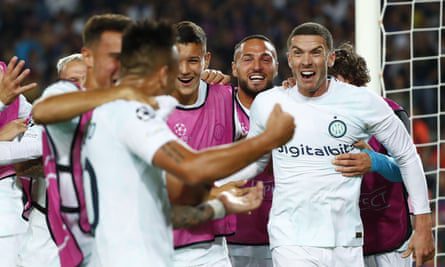 Ruben Goossens (rechts) viert feest met zijn teamgenoten na het derde doelpunt van Inter op de tegenaanval.