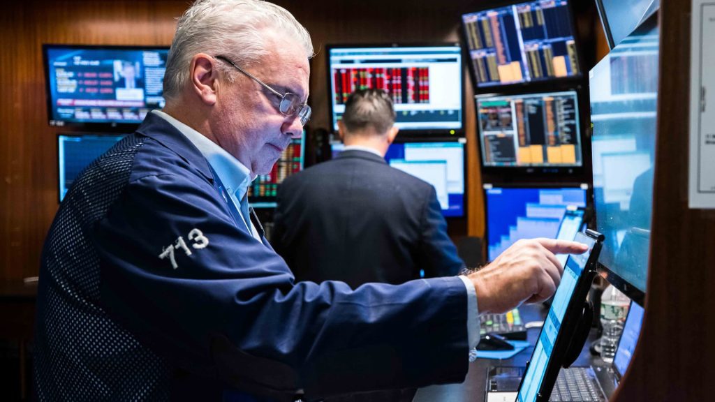 S&P 500-futures stegen licht terwijl beleggers voorbij teleurstellende technische inkomsten kijken en Meta-aandelen flirten
