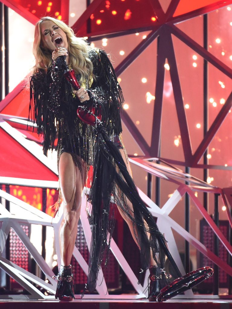 Carrie Underwood treedt op tijdens de CMA's van 2022