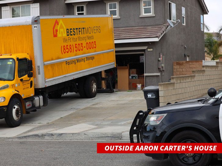 Vrachtwagens buiten het huis van Aaron Carter verplaatsen