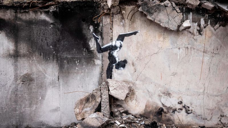 Banksy's kunstwerk onthuld in Borodianka, Oekraïne