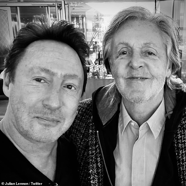Fantastisch!  John Lennons zoon Julian (links) ging zaterdag naar Twitter nadat hij de mede-Beatle van zijn overleden vader, Sir Paul McCartney (rechts) in de luchthavenlounge tegen het lijf liep.