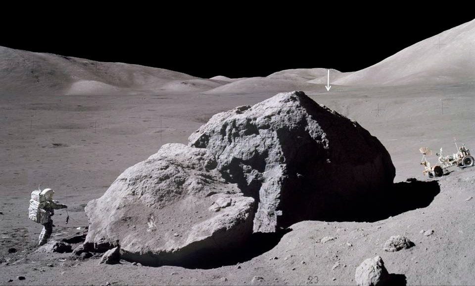 De oppervlaktetijd van Apollo 17, het langstlevende programma op de maan, was drie dagen, twee uur en negenenvijftig minuten.  De afbeelding toont Jack Schmidt van het Apollo 17-ruimtevaartuig die een schorpioen terugvoert naar de maanmodule na het observeren en bemonsteren van de oostelijke kant van een massief rotsblok.  De verticale pijl in de afstand wijst naar de Lunar Module Challenger, op ongeveer 3,1 km afstand.