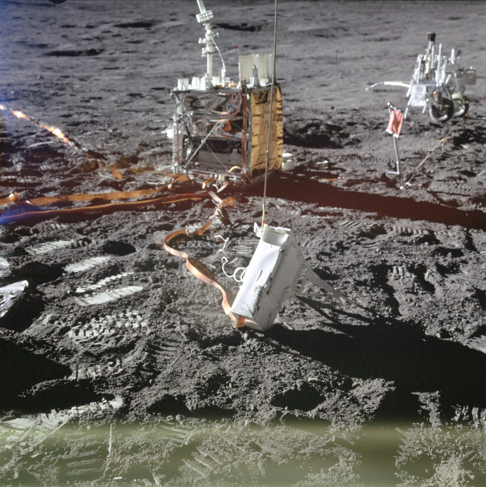 Close-up van twee componenten van het Apollo Lunar Experiment Package (ALSEP) dat door Apollo 14-astronauten is ingezet tijdens hun eerste maanvlucht.