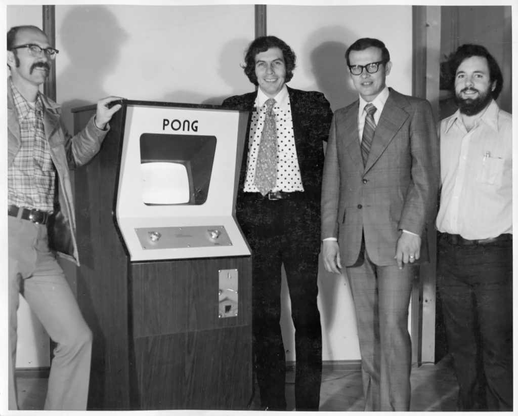 Alcorn (uiterst rechts) met Atari-oprichters Ted Dabney (links) en Nolan Bushnell en medewerker Fred Marinsek, met een vroege pong-console.