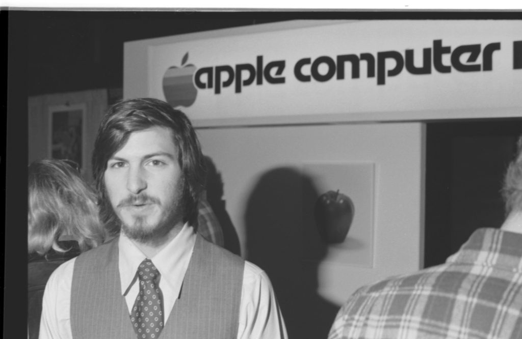 Steve Jobs werd ingehuurd door Alcorn voordat hij met Apple begon, maar werd gedegradeerd naar de nachtploeg omdat hij moeilijk was om mee samen te werken en een machtige CEO had
