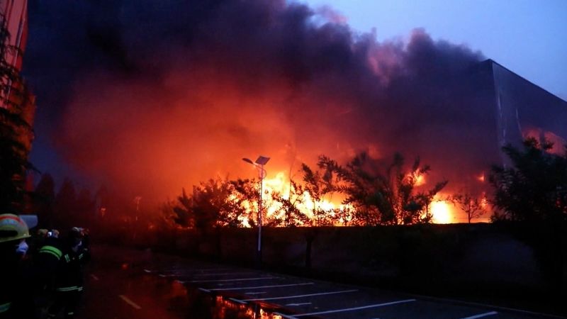 Henan, China: Bij een fabrieksbrand komen 38 mensen om het leven, volgens berichten in de staatsmedia